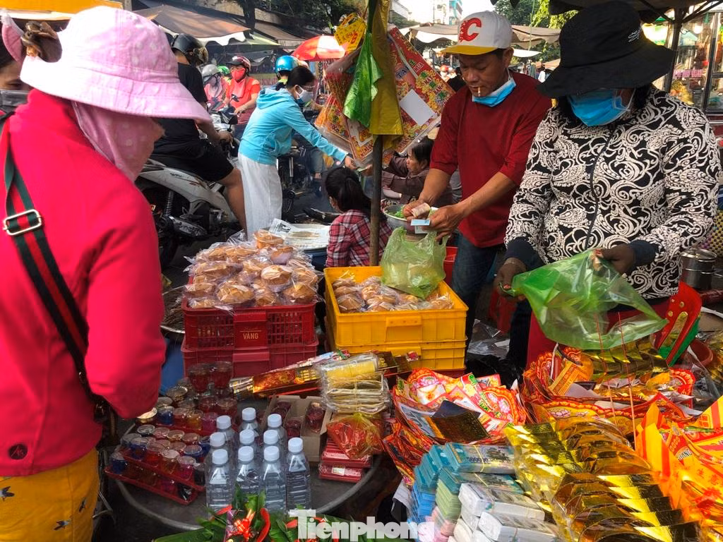 Trong khi đó, tại các chợ truyền thống như Hòa Bình (quận 5), Bà Chiểu (quận Bình Thạnh), chợ Thiếc (quận 11)... tiểu thương bày đủ các đồ cúng, tiền vàng mã, bánh trái phục vụ người dân.
