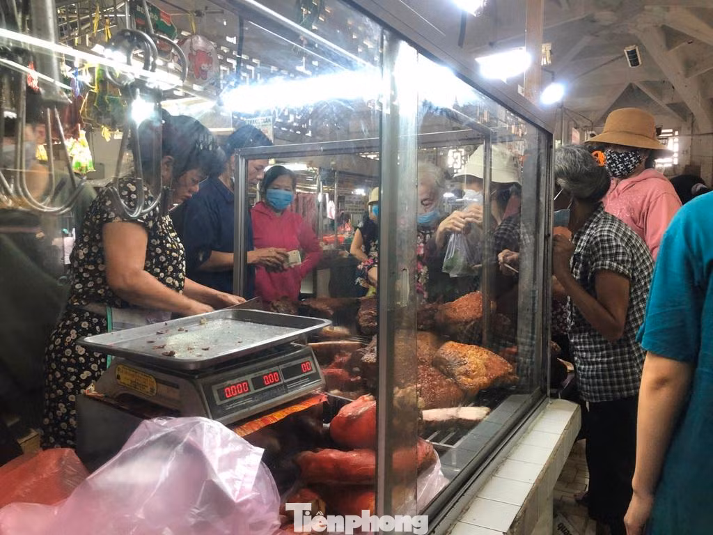 Một tiệm heo quay trong chợ Hòa Bình nườm nượp khách chen nhau mua