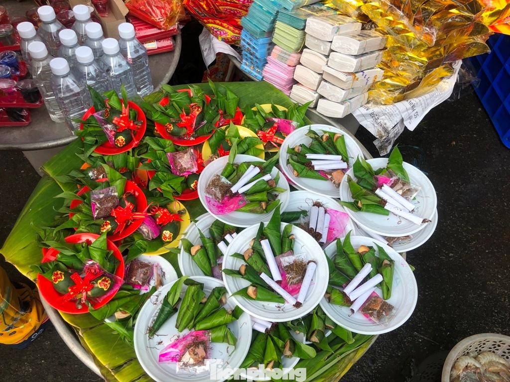 Các loại đồ cúng đã được người bán sắp theo đĩa, có giá từ 10.000 đồng/đĩa. "Mỗi năm chỉ có một ngày vía Thần Tài nên hầu như ai cũng mua mà không trả giá. Chúng tôi cũng lấy giá như mọi năm để khách hàng thuận tiện mua sắm" - bà Thu cho hay. Các loại đồ cúng đã được người bán sắp theo đĩa, có giá từ 10.000 đồng/đĩa. "Mỗi năm chỉ có một ngày vía Thần Tài nên hầu như ai cũng mua mà không trả giá. Chúng tôi cũng lấy giá như mọi năm để khách hàng thuận tiện mua sắm" - bà Thu cho hay.