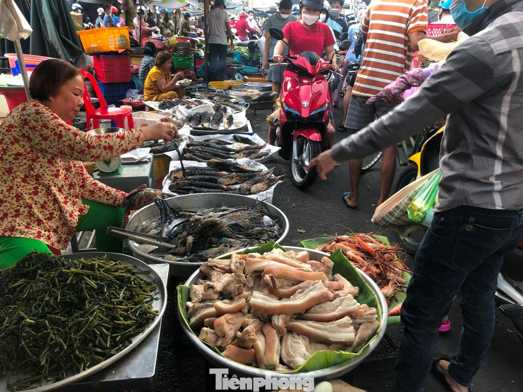 Cá lóc nướng sẵn được bày bán nhiều ở quầy hàng. Các mặt hàng này đều tăng giá so với ngày thường, như cá lóc nướng từ 80.000-200.000 đồng/con, tùy lớn nhỏ, tôm càng xanh từ 350.000-400.000 đồng/kg... Cá lóc nướng sẵn được bày bán nhiều ở quầy hàng. Các mặt hàng này đều tăng giá so với ngày thường, như cá lóc nướng từ 80.000-200.000 đồng/con, tùy lớn nhỏ, tôm càng xanh từ 350.000-400.000 đồng/kg...