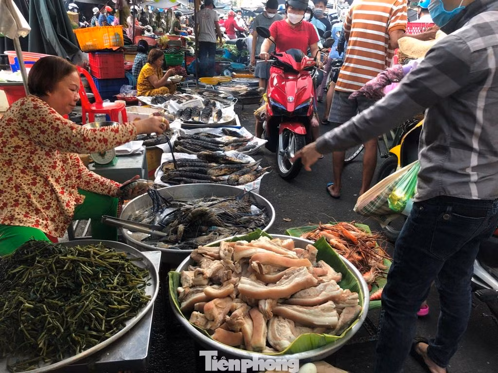 Cá lóc nướng sẵn được bày bán nhiều ở quầy hàng. Các mặt hàng này đều tăng giá so với ngày thường, như cá lóc nướng từ 80.000-200.000 đồng/con, tùy lớn nhỏ, tôm càng xanh từ 350.000-400.000 đồng/kg...