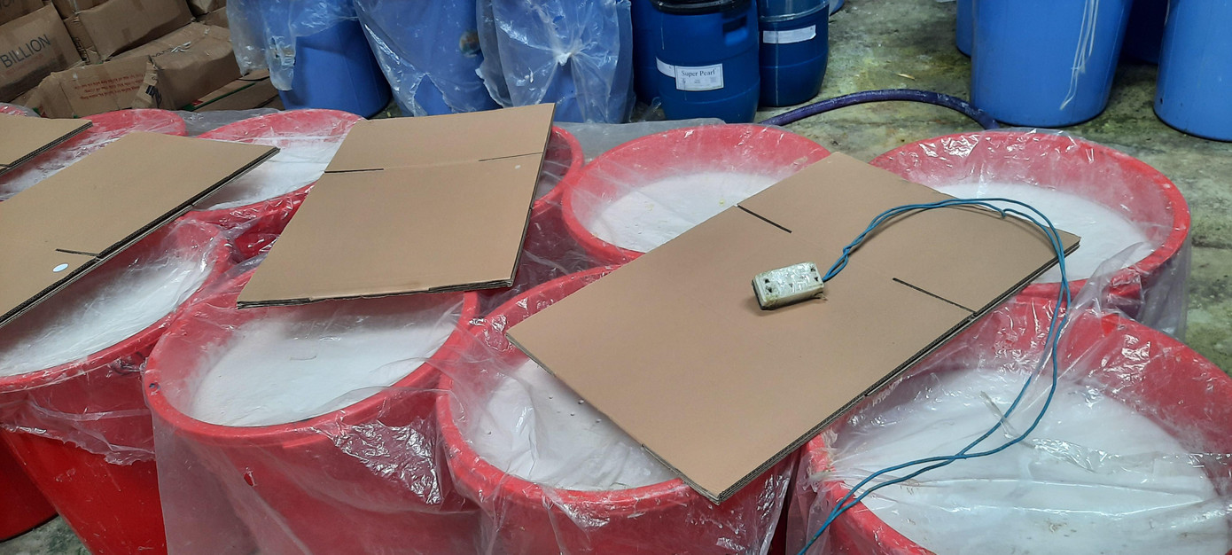 Nguyên liệu bán thành phẩm vẫn được chứa trong các thùng phuy, thùng nhựa Nguyên liệu bán thành phẩm vẫn được chứa trong các thùng phuy, thùng nhựa