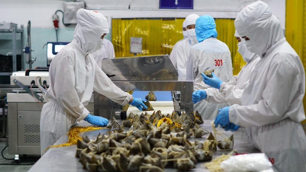 Bánh ú bào ngư được doanh nghiệp sản xuất để làm quà biếu tặng dịp Tết Đoan Ngọ năm nay Bánh ú bào ngư được doanh nghiệp sản xuất để làm quà biếu tặng dịp Tết Đoan Ngọ năm nay