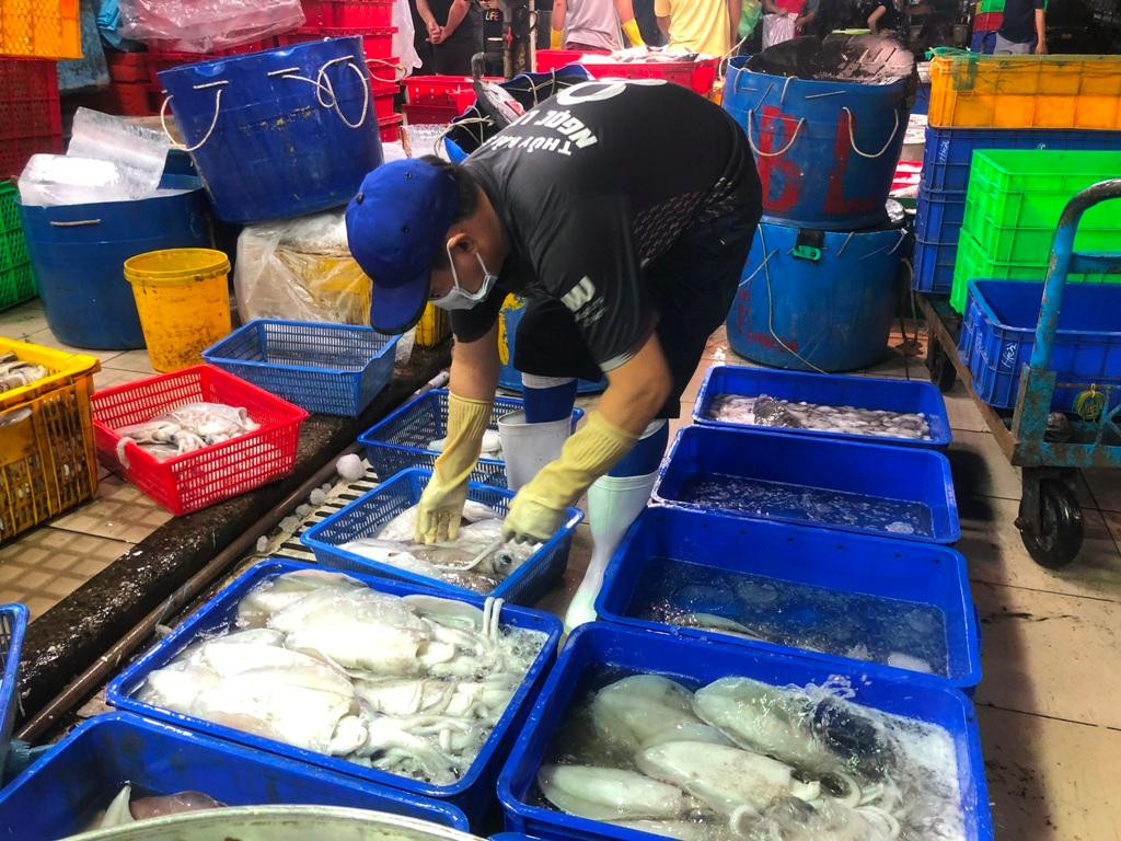 Tôm, mực, cua... tại chợ đầu mối đắt hàng do nhu cầu cuối năm tăng cao