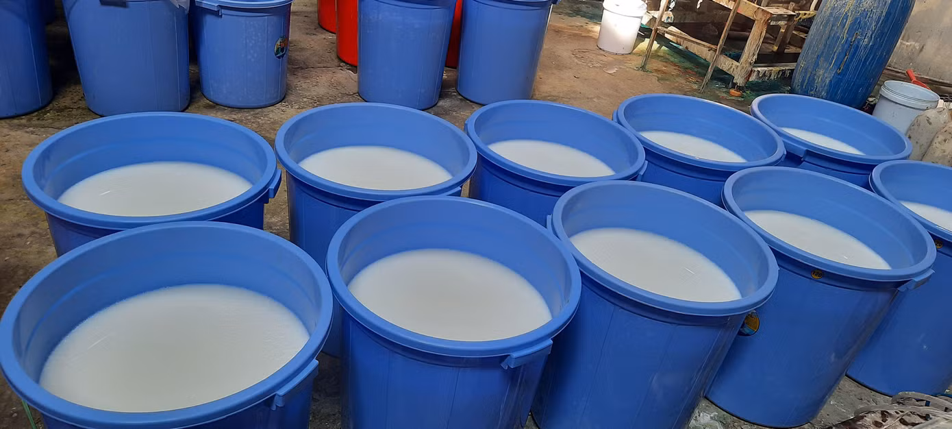 Các nguyên liệu pha chế mỹ phẩm nhãn hiệu dầu gội, sữa tắm giả các thương hiệu nổi tiếng.