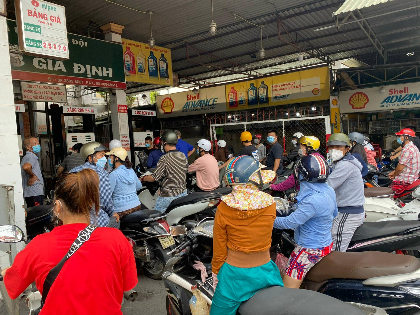 Đông đúc người dân xếp hàng chờ đổ xăng