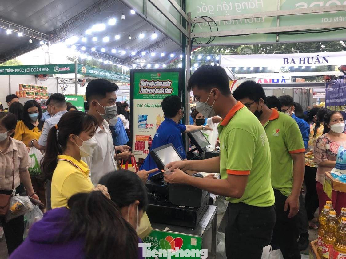 Công nhân mua hàng tại phiên chợ nghĩa tình ngày 29/4