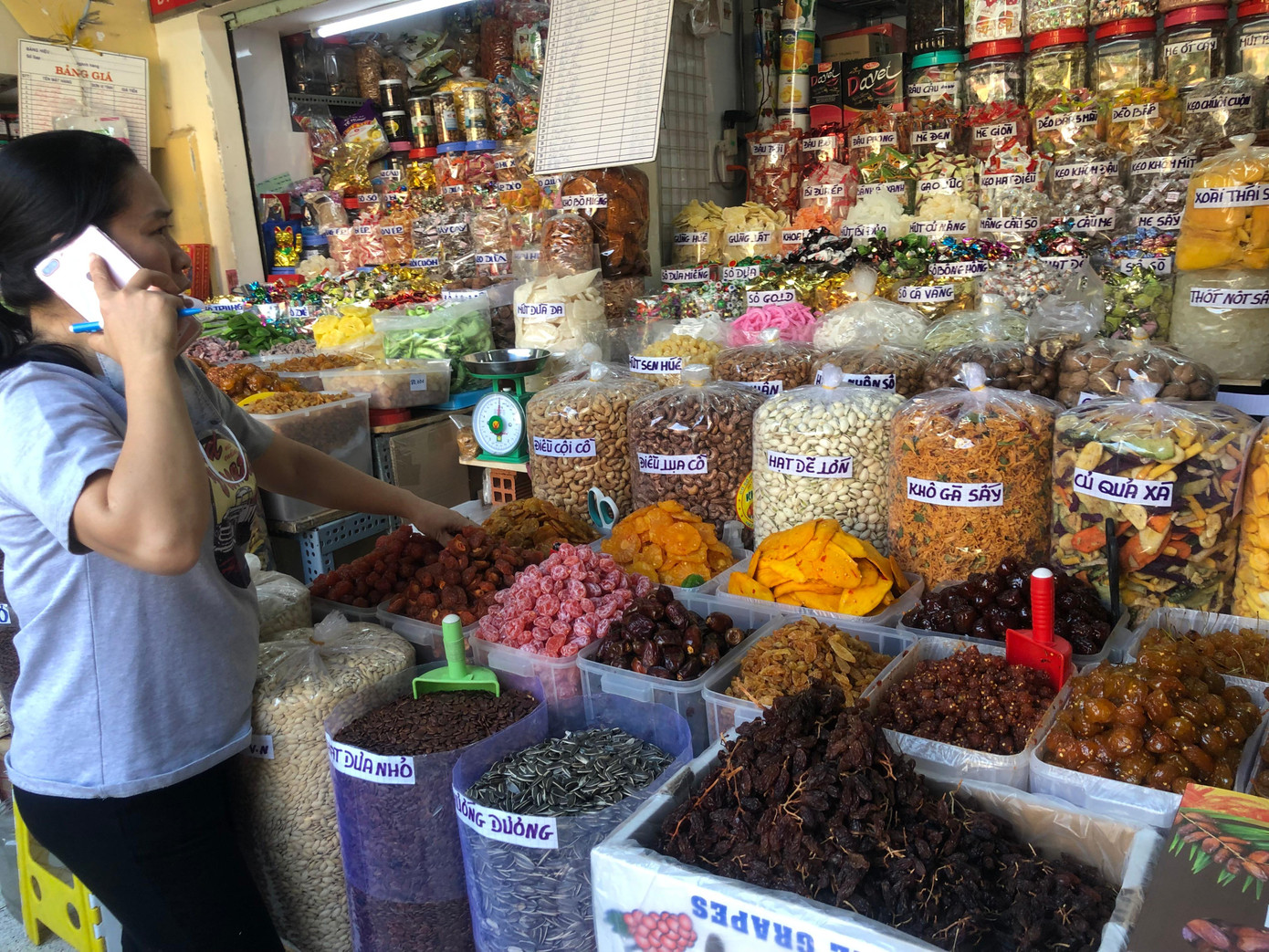 Tiểu thương chợ Bình Tây (quận 5) "chốt" đơn hàng qua điện thoại, Zalo, Facebook...