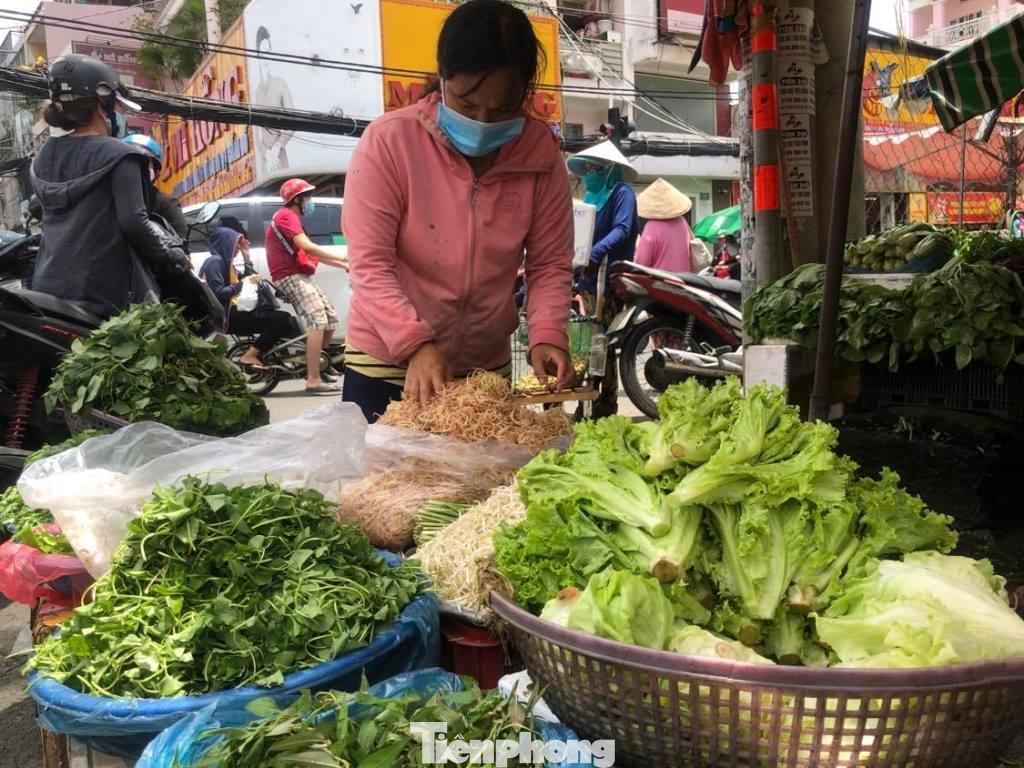 Rau về chợ TPHCM giảm do ảnh hưởng bão Noru. Rau về chợ TPHCM giảm do ảnh hưởng bão Noru.
