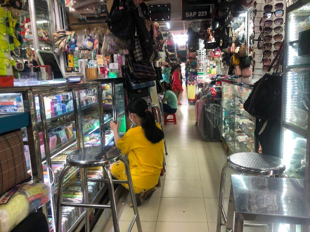 Các quầy hàng mỹ phẩm, thời trang trong chợ Phú Lâm (quận 6) hầu như chỉ có người bán, vắng hẳn người mua.