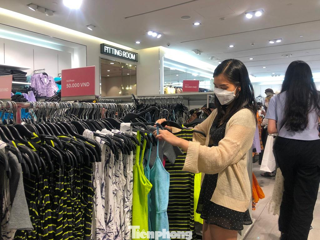 Các sản phẩm hàng hiệu có giá cực rẻ, chỉ từ 50.000 đồng/món thu hút nhiều tín đồ thời trang. Các sản phẩm hàng hiệu có giá cực rẻ, chỉ từ 50.000 đồng/món thu hút nhiều tín đồ thời trang.