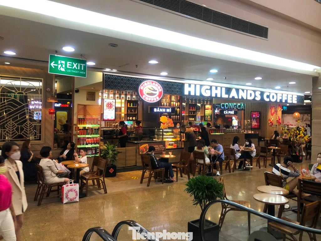 Hàng quán kê bàn cách xa nhau tại một điểm kinh doanh "tấc đất tấc vàng". Hàng quán kê bàn cách xa nhau tại một điểm kinh doanh "tấc đất tấc vàng".