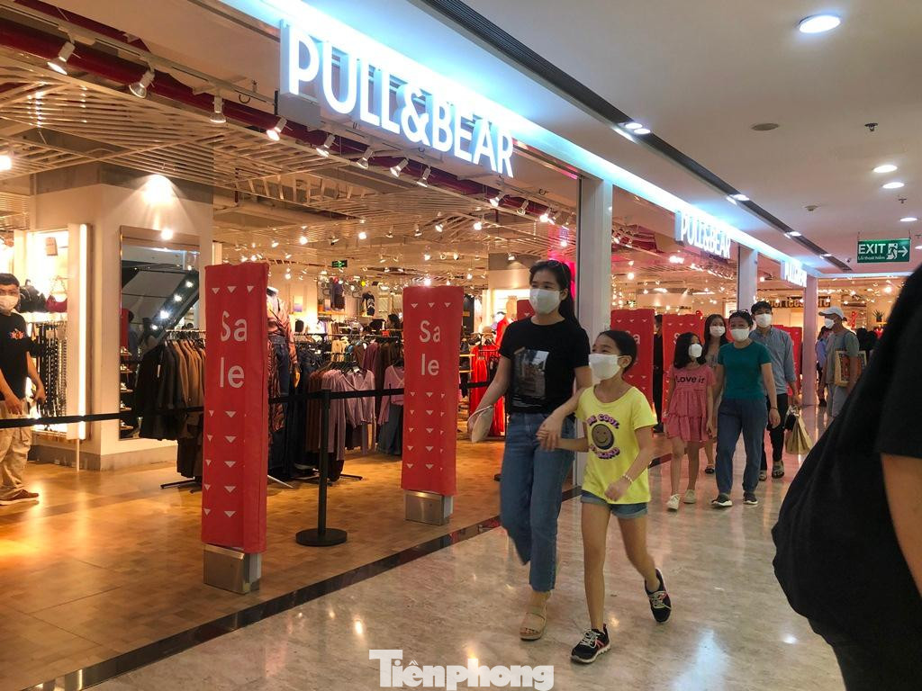 Các gia đình tranh thủ sắm Tết. "Năm nay chúng tôi không về quê, cũng không có kế hoạch du lịch do còn e ngại dịch nên đến trung tâm thương mại dạo chơi, mua sắm. Thấy các cửa tiệm đều đông khách, mình cũng thấy vui lây bởi thành phố đã trở lại bình thường như trước" - chị Thu Hà (ngụ quận 4) bộc bạch. Các gia đình tranh thủ sắm Tết. "Năm nay chúng tôi không về quê, cũng không có kế hoạch du lịch do còn e ngại dịch nên đến trung tâm thương mại dạo chơi, mua sắm. Thấy các cửa tiệm đều đông khách, mình cũng thấy vui lây bởi thành phố đã trở lại bình thường như trước" - chị Thu Hà (ngụ quận 4) bộc bạch.