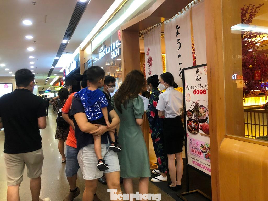 Xếp hàng chờ vào quán ăn Xếp hàng chờ vào quán ăn