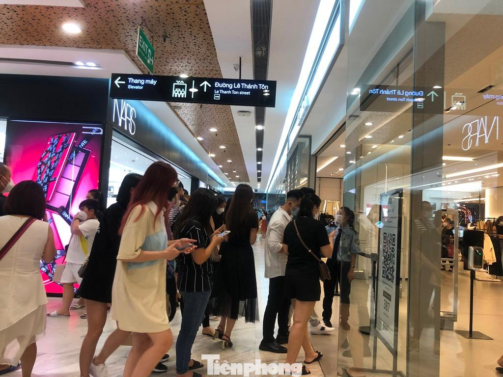 Khai báo y tế, đo nhiệt độ được các cửa hàng tuân thủ nghiêm ngặt Khai báo y tế, đo nhiệt độ được các cửa hàng tuân thủ nghiêm ngặt