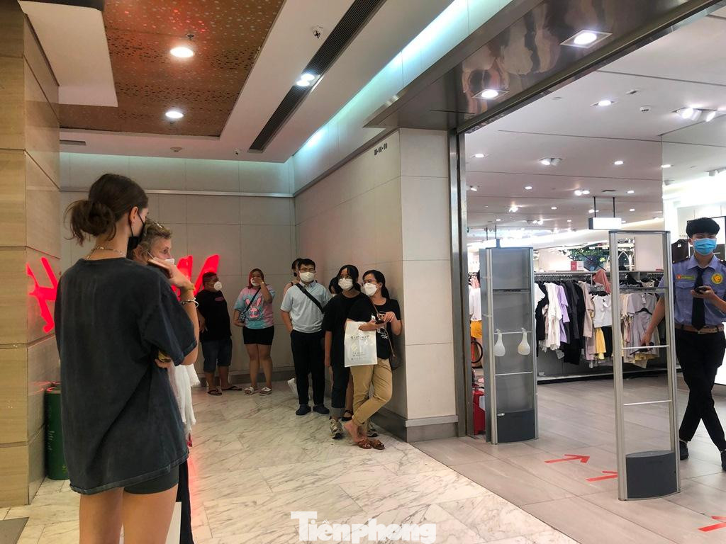Xếp hàng dài chờ vào cửa hàng mua sắm. "Chúng tôi mong khách hàng thông cảm do thực hiện phòng dịch nên cửa hàng chỉ cho một số lượng khách vào mỗi thời điểm để tránh tập trung đông người" - đại diện ship thời trang nói. Xếp hàng dài chờ vào cửa hàng mua sắm. "Chúng tôi mong khách hàng thông cảm do thực hiện phòng dịch nên cửa hàng chỉ cho một số lượng khách vào mỗi thời điểm để tránh tập trung đông người" - đại diện ship thời trang nói.