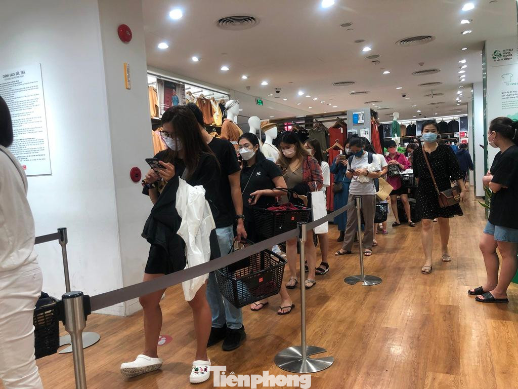 Khách hàng đều vui vẻ xếp hàng, chờ đợi khi mua hàng. Khách hàng đều vui vẻ xếp hàng, chờ đợi khi mua hàng.