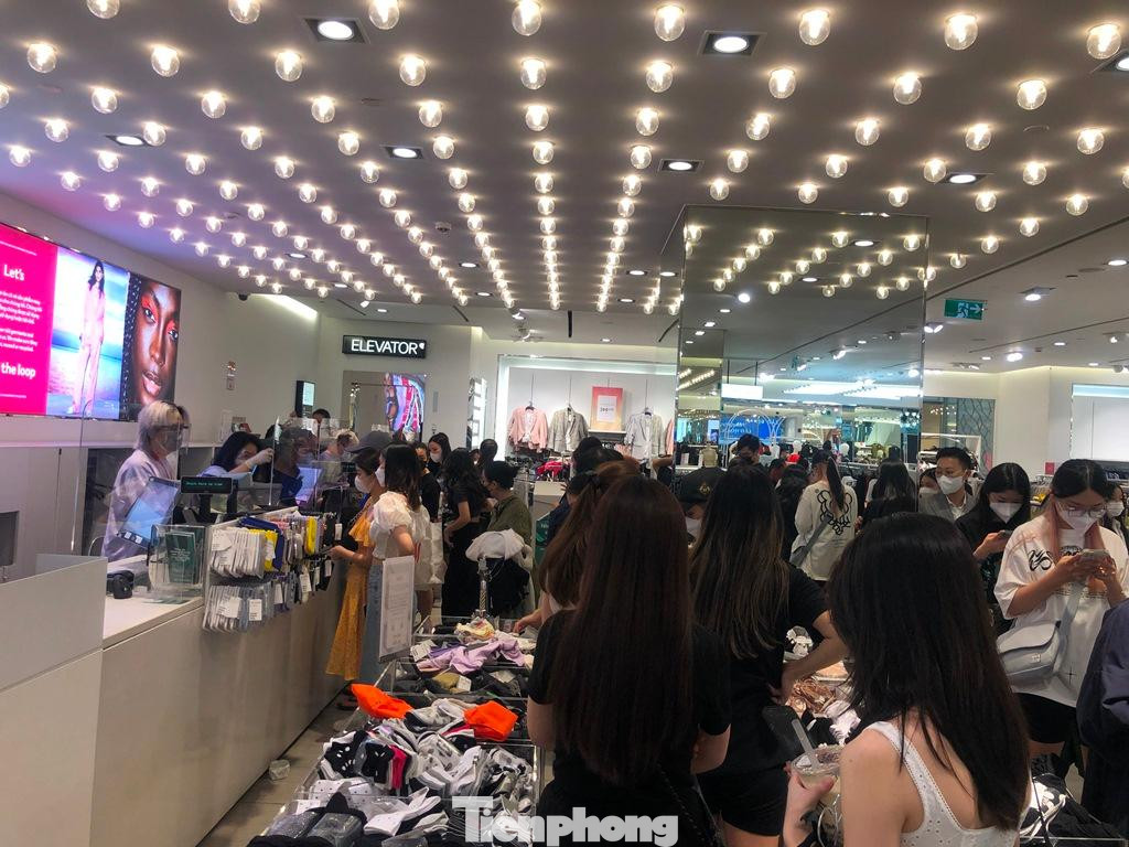 Một quầy hàng thanh toán đông nghịt người. Một quầy hàng thanh toán đông nghịt người.