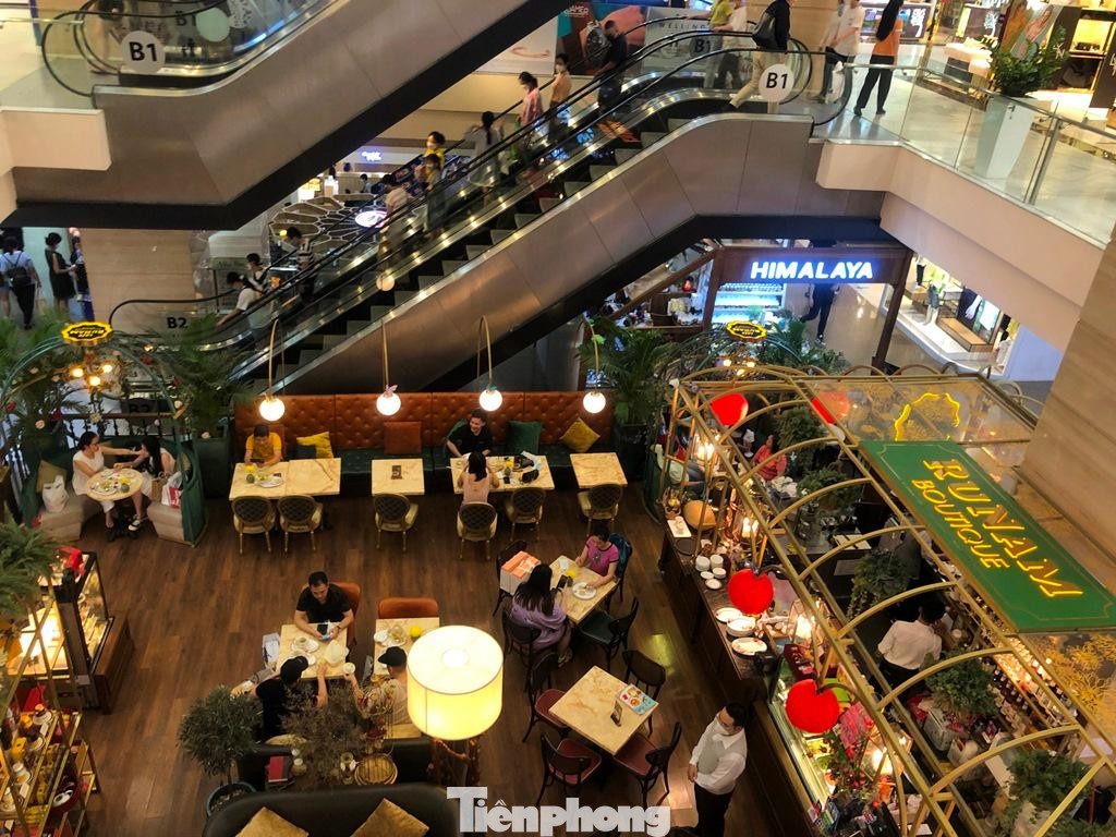 "Lâu lắm rồi tôi và các bạn mới có dịp gặp mặt, ăn uống cùng nhau.Dù ăn uống tại quán nhưng chúng tôi đều cố gắng giữ khoảng cách có thể" - anh Thái Bảo (28 tuổi, nhân viên marketing) vui vẻ chia sẻ. "Lâu lắm rồi tôi và các bạn mới có dịp gặp mặt, ăn uống cùng nhau.Dù ăn uống tại quán nhưng chúng tôi đều cố gắng giữ khoảng cách có thể" - anh Thái Bảo (28 tuổi, nhân viên marketing) vui vẻ chia sẻ.