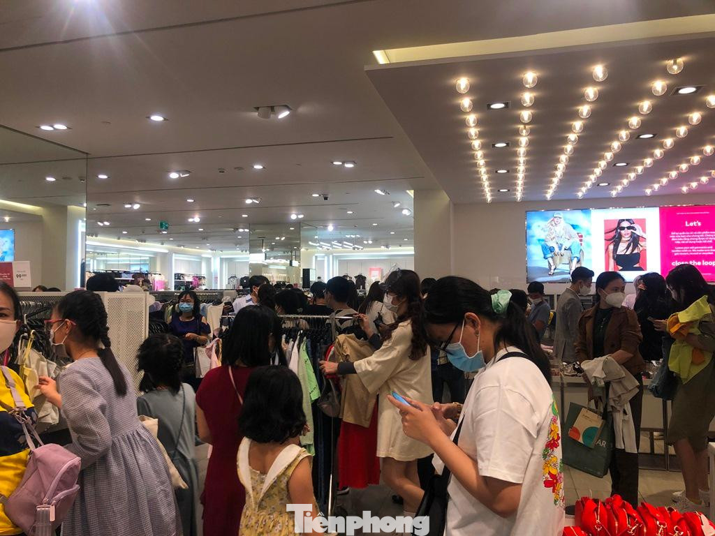 Những ngày cuối tuần cận Tết, lượng khách hàng đến trung tâm thương mại như Vincom, Vạn Hạnh mall, Aeon... mua sắm tăng cao. Các shop thời trang quần áo, giày dép, túi xách, mỹ phẩm... đều đông nghịt người. Những ngày cuối tuần cận Tết, lượng khách hàng đến trung tâm thương mại như Vincom, Vạn Hạnh mall, Aeon... mua sắm tăng cao. Các shop thời trang quần áo, giày dép, túi xách, mỹ phẩm... đều đông nghịt người.