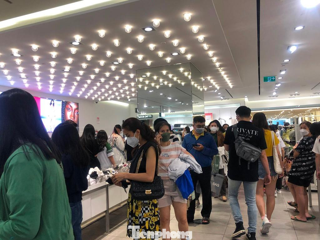 Chị Phương Uyên (ngụ quận Bình Tân) dự định đưa con đi sắm Tết tại trung tâm thương mại ở quận 1, nhưng cuối cùng đành bỏ cuộc sau khi chọn được một giỏ đầy quần áo. "Xếp hàng 15 phút mới được vào shop, chọn món hàng muốn mua cũng tầm 1 giờ đồng hồ. Tuy nhiên, chúng tôi không thể chen chân để xếp hàng vào phòng thử đồ bởi dòng người xếp hàng bên ngoài rất đông, chưa kể xếp hàng thanh toán... Không biết bao giờ mới đến lượt mình nên đành dạo chơi chứ chẳng thể mua sắm nổi" - chị Uyên cho biết. Chị Phương Uyên (ngụ quận Bình Tân) dự định đưa con đi sắm Tết tại trung tâm thương mại ở quận 1, nhưng cuối cùng đành bỏ cuộc sau khi chọn được một giỏ đầy quần áo. "Xếp hàng 15 phút mới được vào shop, chọn món hàng muốn mua cũng tầm 1 giờ đồng hồ. Tuy nhiên, chúng tôi không thể chen chân để xếp hàng vào phòng thử đồ bởi dòng người xếp hàng bên ngoài rất đông, chưa kể xếp hàng thanh toán... Không biết bao giờ mới đến lượt mình nên đành dạo chơi chứ chẳng thể mua sắm nổi" - chị Uyên cho biết.