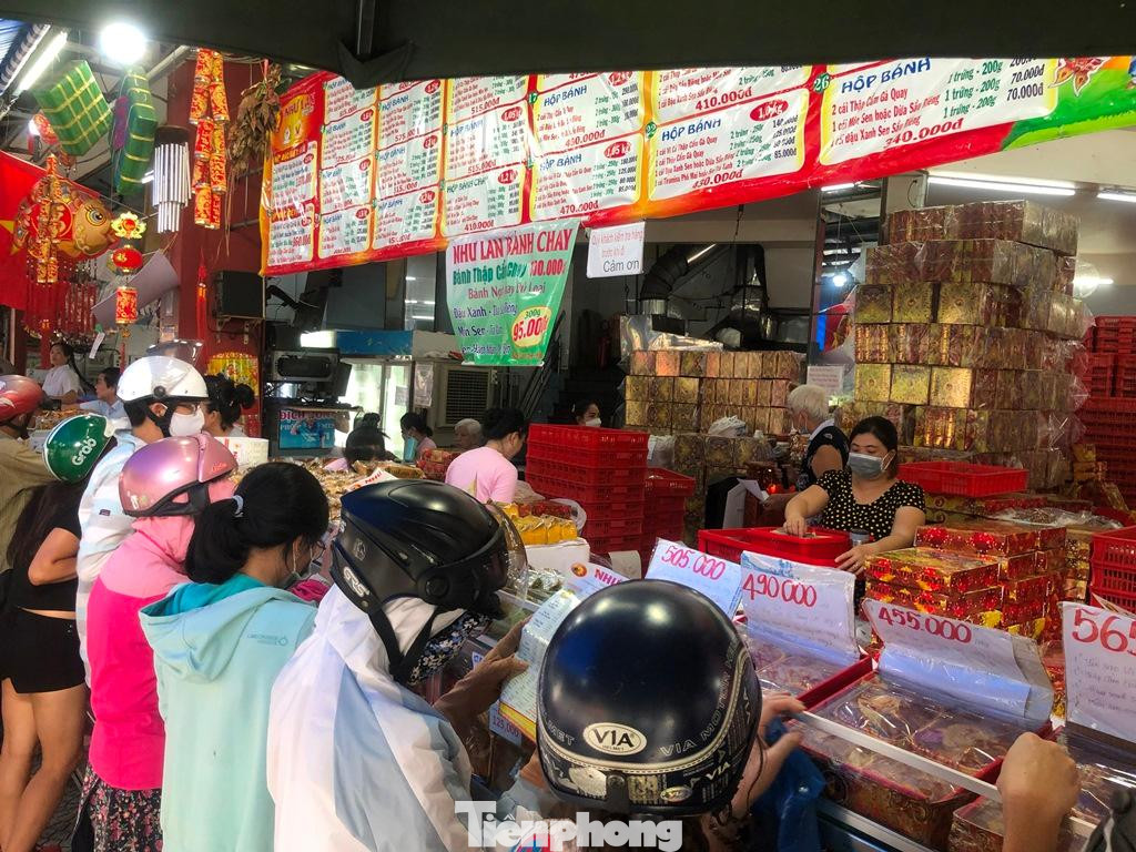 “Ngày nào tiệm cũng rất đông nên tôi tranh thủ đi sớm. Tuy nhiên vẫn phải chờ khoảng 15 phút mới đến lượt mua bánh. Bánh trung thu hiệu này mình ăn quen rồi nên năm nào cũng mua” – bà Tư Muội (ngụ quận 5) nói.