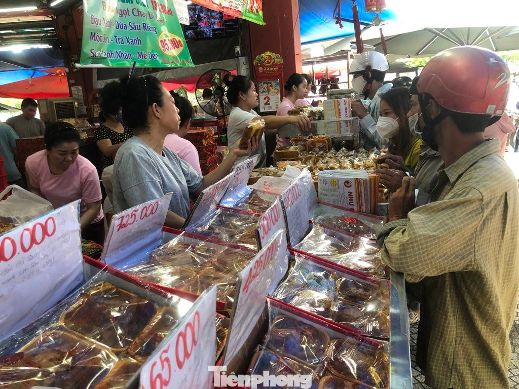 Trung bình mỗi hộp bánh có giá tầm 500.000 đồng. Cũng có hộp bánh lên tới cả triệu đồng nhưng vẫn đắt khách.