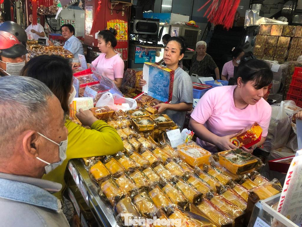 Ngày 3/9, trên đường Hàm Nghi (quận 1), rất nhiều người xếp hàng chờ mua bánh trung thu của một thương hiệu lâu năm, nổi tiếng ở TPHCM.
