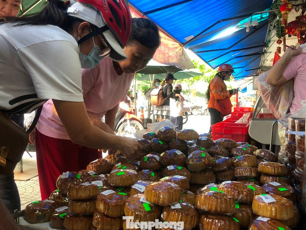 Nhiều loại bánh bị lỗi được cửa tiệm đưa ra ngoài bán rẻ. "Bánh có khi bị mẻ, bể một chút nhưng chất lượng như bánh trong hộp. Mình đưa ra ngoài bán rẻ hơn một chút để ai cũng có thể thưởng thức" - nhân viên tiệm bánh nói.