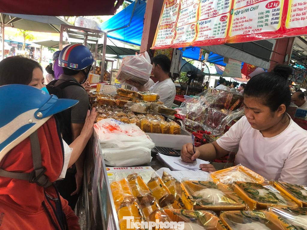 Cửa tiệm luôn đông khách từ lúc mở cửa đến tối muộn.