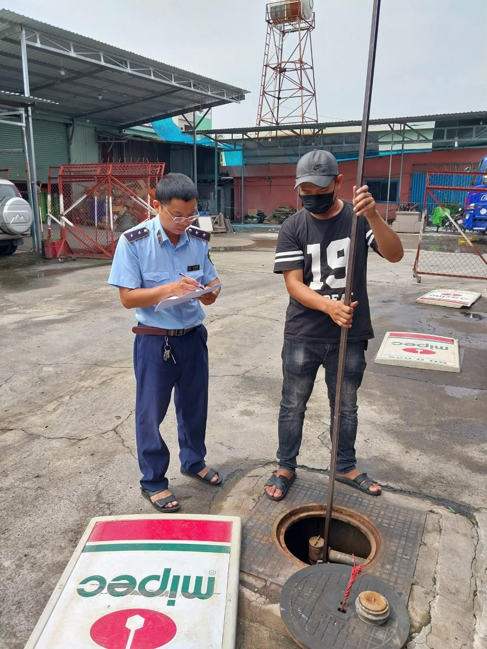 Lực lượng Quản lý thị trường đo bồn xăng tại TPHCM (ảnh: QLTT)