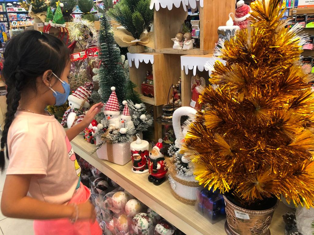 Tại các siêu thị, nhà sách… cũng trưng bày nhiều mặt hàng trang trí ngộ nghĩnh, giá cả phải chăng để phục vụ khách hàng. Những đồ trang trí Noel đặc trưng như tuần lộc, ông già Noel, cây thông, người tuyết... tiếp tục là những mặt hàng chủ đạo. Các món đồ chơi nhỏ để trang trí với chất liệu mới lạ từ gỗ, vải... khá thu hút người tiêu dùng. Tại các siêu thị, nhà sách… cũng trưng bày nhiều mặt hàng trang trí ngộ nghĩnh, giá cả phải chăng để phục vụ khách hàng. Những đồ trang trí Noel đặc trưng như tuần lộc, ông già Noel, cây thông, người tuyết... tiếp tục là những mặt hàng chủ đạo. Các món đồ chơi nhỏ để trang trí với chất liệu mới lạ từ gỗ, vải... khá thu hút người tiêu dùng.