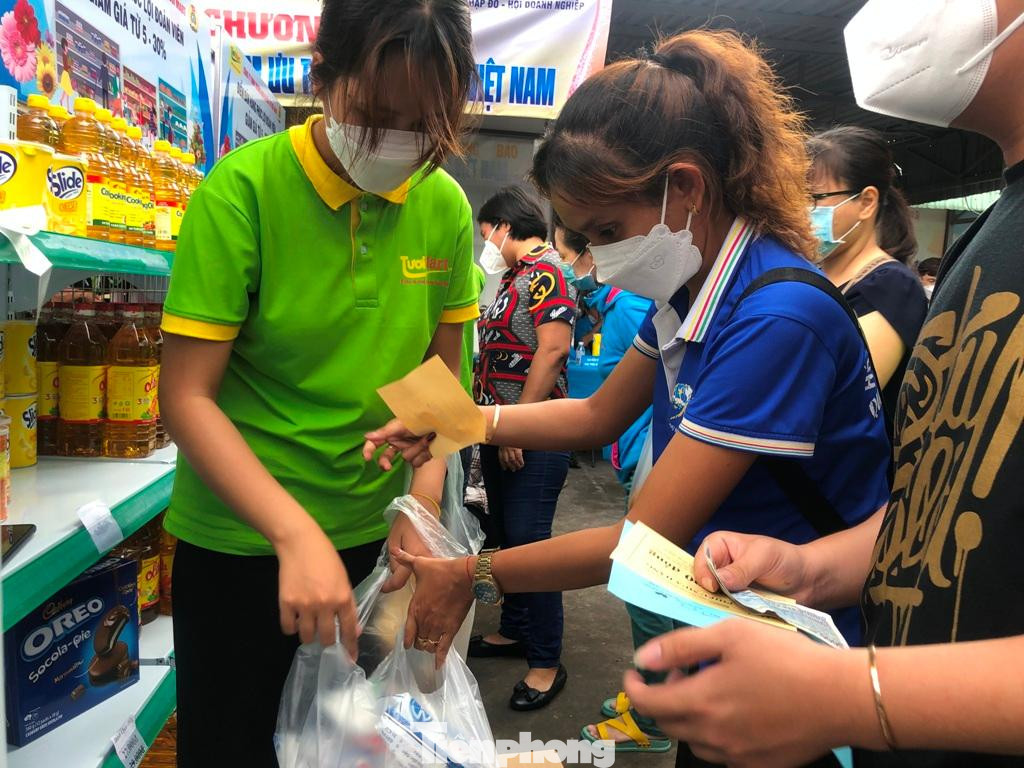 Công nhân được tặng phiếu mua thực phẩm tại Ngày hội tuyển dụng việc làm ngày 28/5