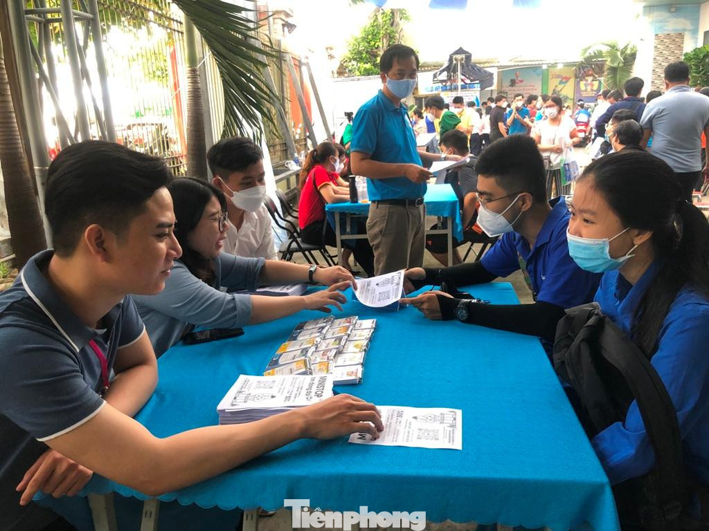 Các bạn trẻ được nhà tuyển dụng tư vấn việc làm