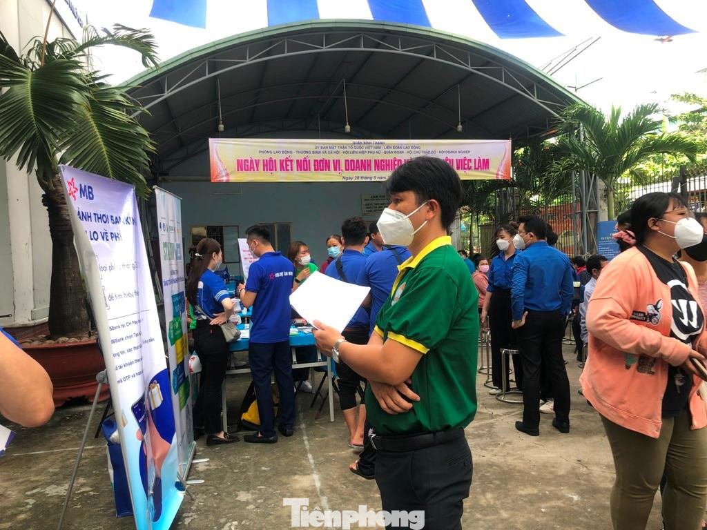 Hơn 1.000 lao động tham gia tìm việc tại 45 DN tại LĐLĐ quận Bình Thạnh