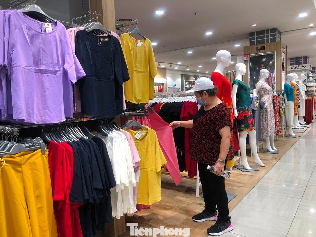 Nhiều mặt hàng thời trang giảm giá dịp Tết.