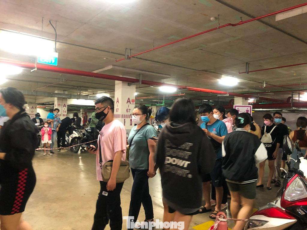 Trưa ngày 5/1 (mùng 5 Tết), tại nhiều trung tâm thương mại lớn như Vincom, Aeon, Takashimaya, Vạn Hạnh mall... lượng khách đổ về các địa điểm này rất đông. "Mới hơn 10 giờ tôi đã đến Aeon Bình Tân nhưng không ngờ đã thấy rất đông người xếp hàng chờ vào cửa. Tối qua tôi cũng đưa con đến nhưng chờ lâu mà chưa được vào cổng nên sáng nay quay lại sớm, không ngờ cũng đông nghịt người" - anh Bình (ngụ chung cư Carina, quận 8) nói.