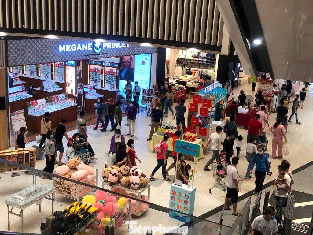 Một trung tâm thương mại ở quận Tân Phú nhộn nhịp khách.