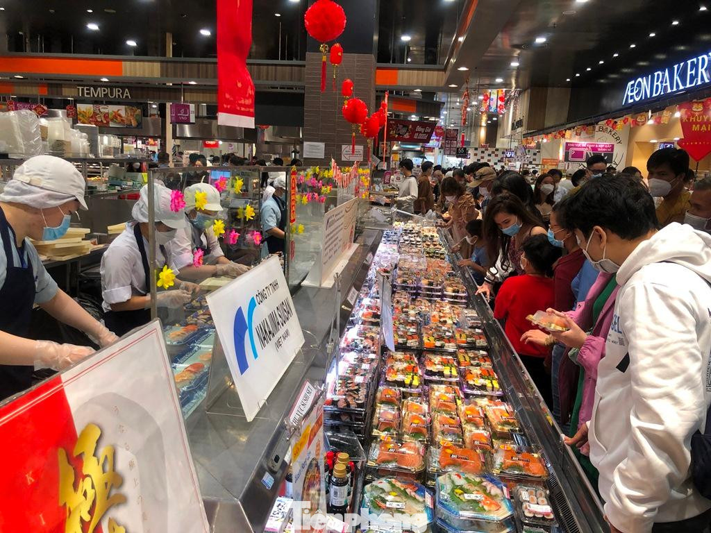 Siêu thị hút khách do có nhiều chương trình khuyến mãi