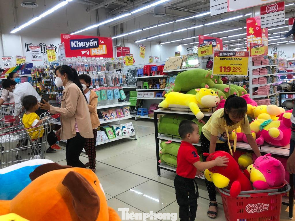 Trẻ em còn được phụ huynh mua thú nhồi bông tại siêu thị.