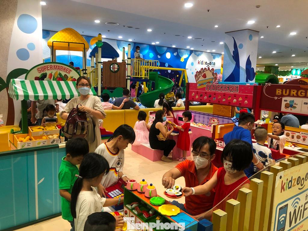 Khu vui chơi trẻ em cũng nhộn nhịp trở lại...