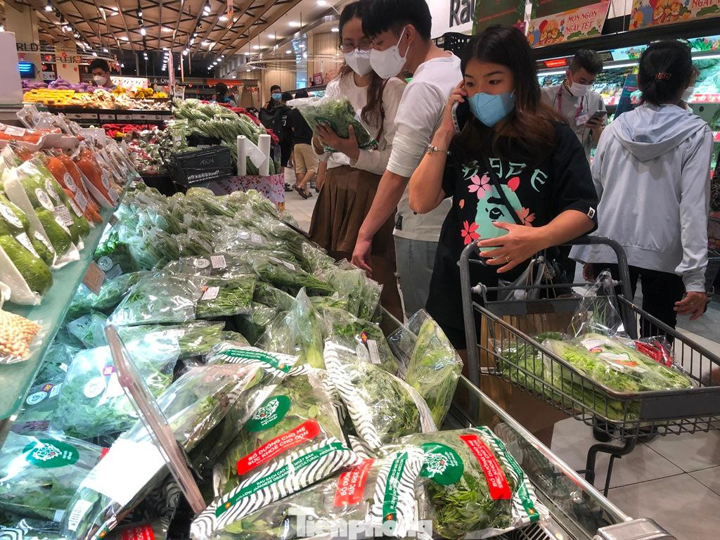 Ngày 5/2 (mùng 5 Tết), các chợ, siêu thị tại TPHCM đã mở cửa hoạt động bình thường. Tại các siêu thị lớn, rau củ tươi ngon như xà lách, rau cải, rau muống... được bổ sung đầy các quầy kệ.