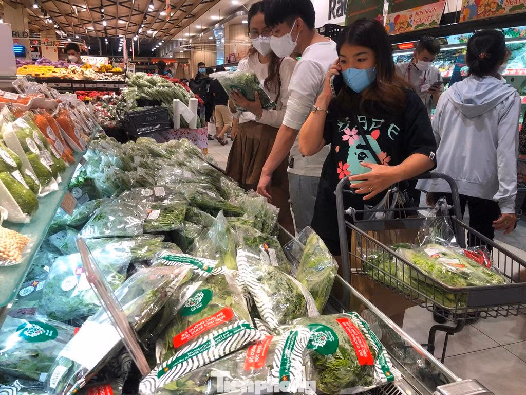 Ngày 5/2 (mùng 5 Tết), các chợ, siêu thị tại TPHCM đã mở cửa hoạt động bình thường. Tại các siêu thị lớn, rau củ tươi ngon như xà lách, rau cải, rau muống... được bổ sung đầy các quầy kệ.