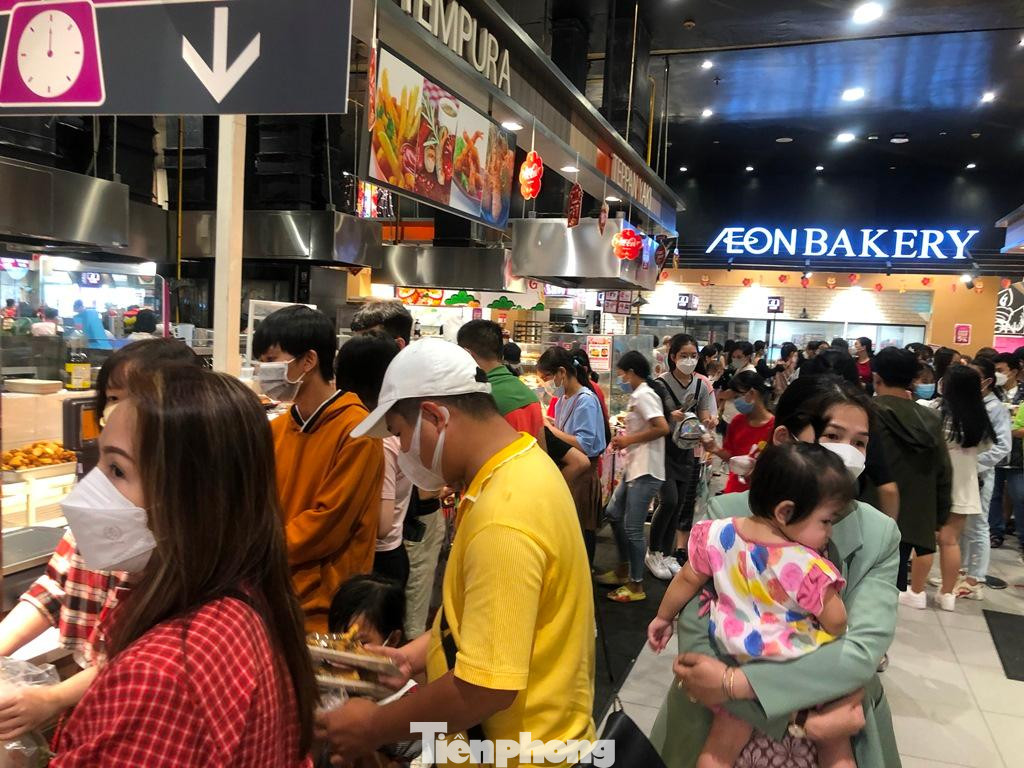 Lượng khách đến mua thức ăn càng lúc càng đông.