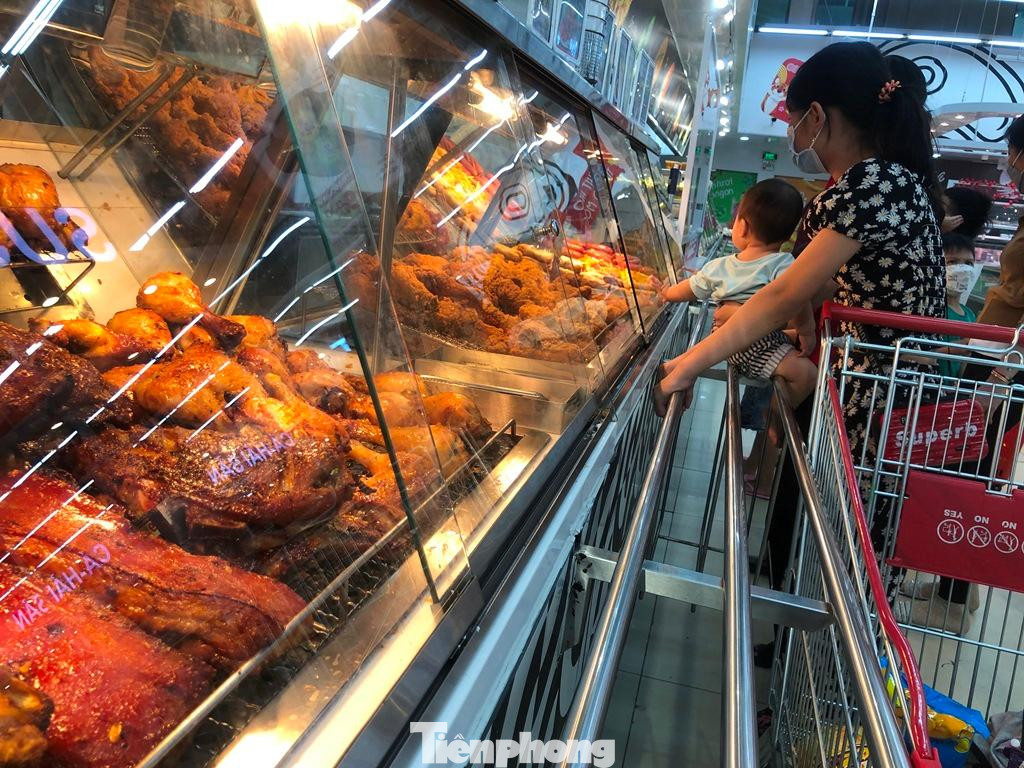 Thực phẩm chế biến sẵn đầy ắp quầy kệ.