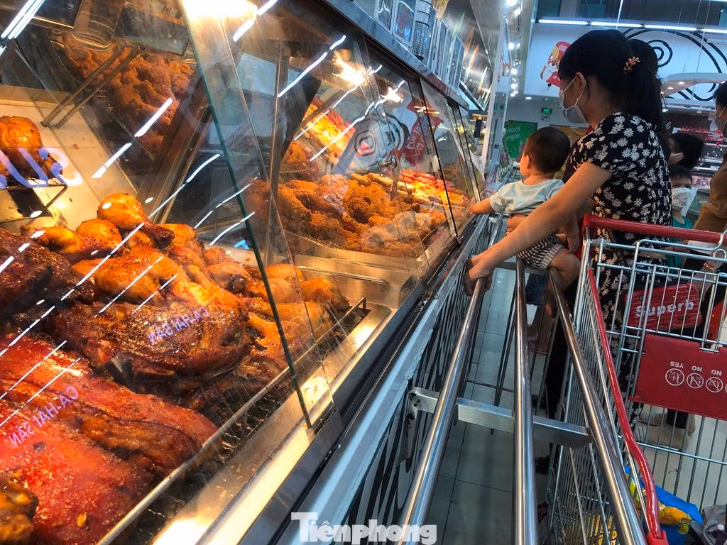 Thực phẩm chế biến sẵn đầy ắp quầy kệ.