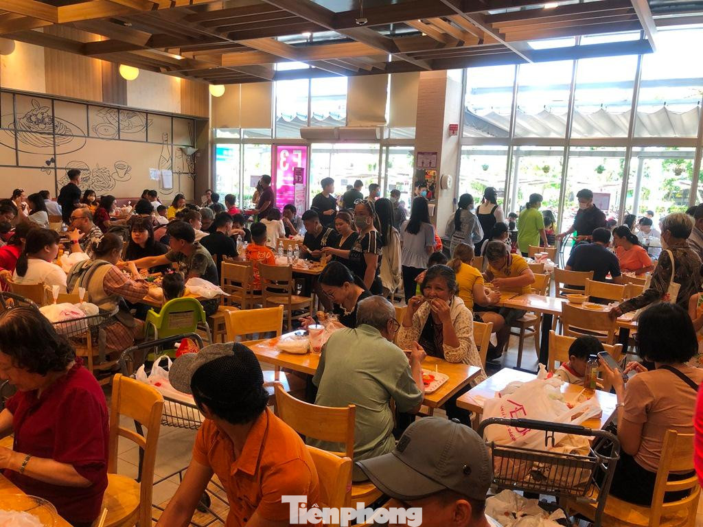 Không còn một bàn trống tại một trung tâm thương mại từ trưa đến tối muộn...