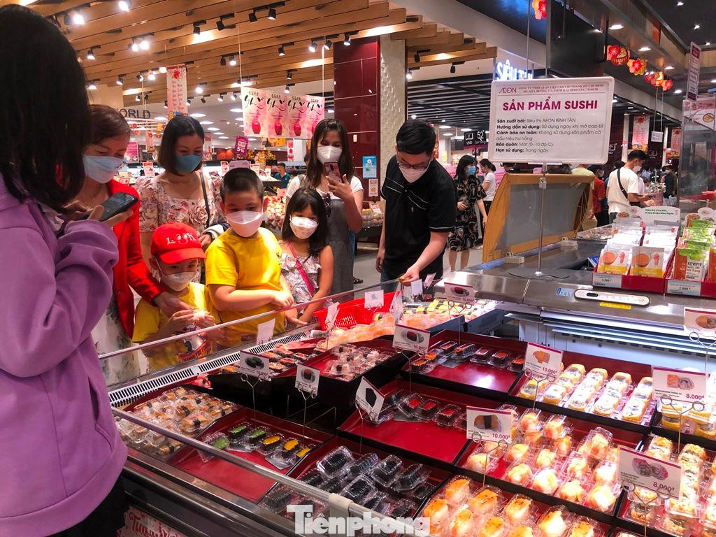 Khu vực ăn uống tự chọn với nhiều món ăn hấp dẫn, giá chỉ từ 10.000 đồng/món