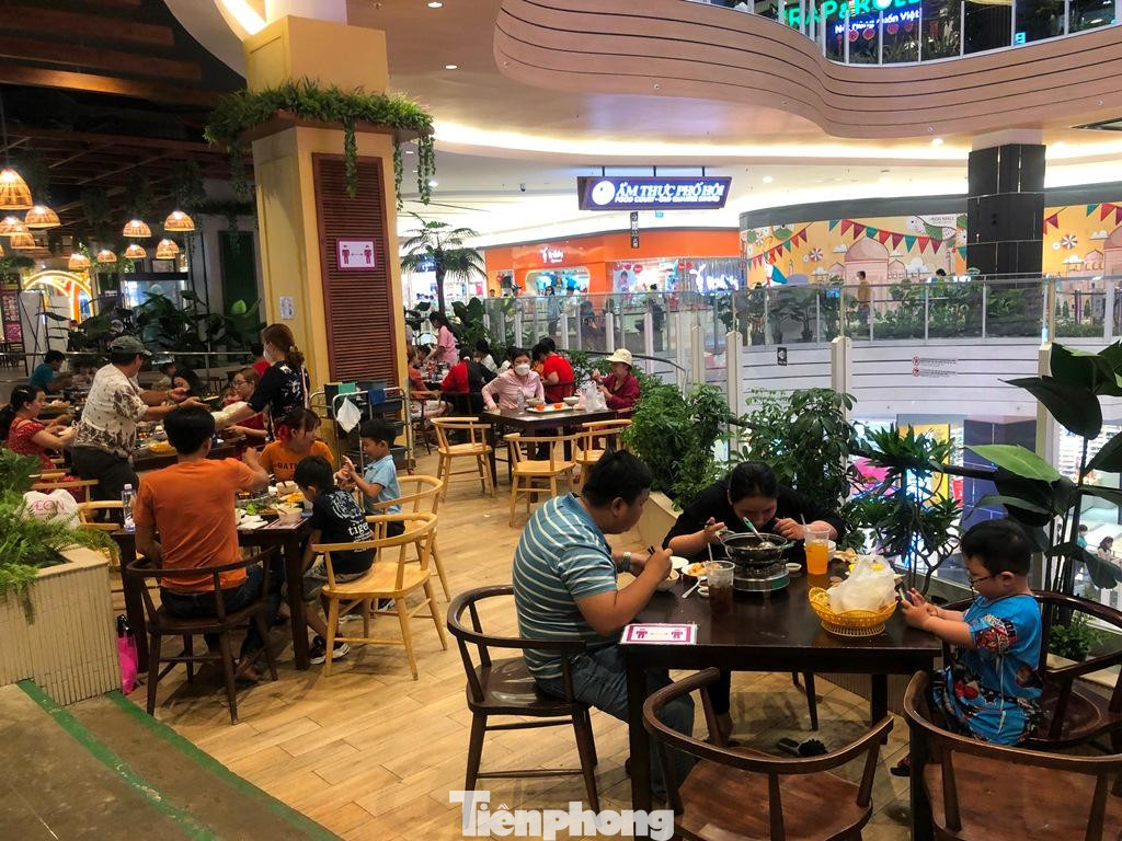 Các quầy bàn được kê cách xa nhau để giữ khoảng cách.