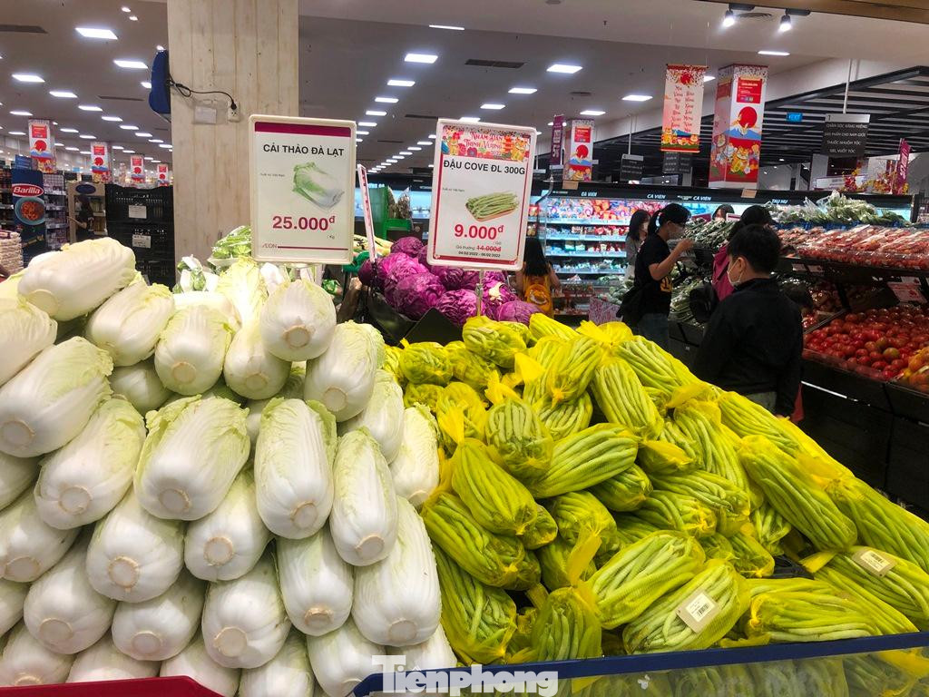 Đặc biệt, rau củ quả đều không còn neo giá Tết mà đã trở lại bình thường, thậm chí còn rẻ hơn so với chợ. Cụ thể, cải thảo Đà Lạt 25.000 đồng/kg, đậu cove Đà Lạt 9.000 đồng/túi, rau muống 25.000 đồng/bó, khoai lang mật 27.000 đồng/kg...